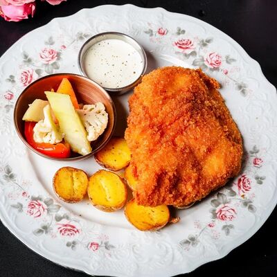 Шницель из цыпленка с печеным картофелем и маринованными овощами в Цех по цене 450 ₽