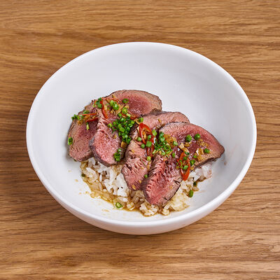 Острая говядина на огне с японским рисом в Клёво по цене 1400 ₽