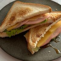 Сэндвич с ветчиной и сыром в Anna Happy