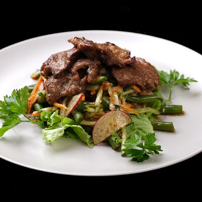 Салат Сайгон с говядиной в Евразия по цене 575 ₽