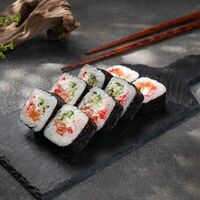 Ролл Спайси-маки с лососем в Акула вкуса