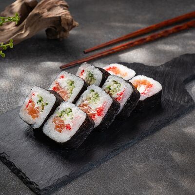 Ролл Спайси-маки с лососем в Акула вкуса по цене 699 ₽