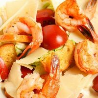 Салат Цезарь с креветками в Saint Jacques