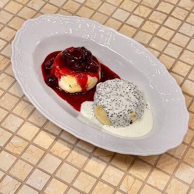 Сырники с вишней и маковой сметаной в Мари по цене 360 ₽