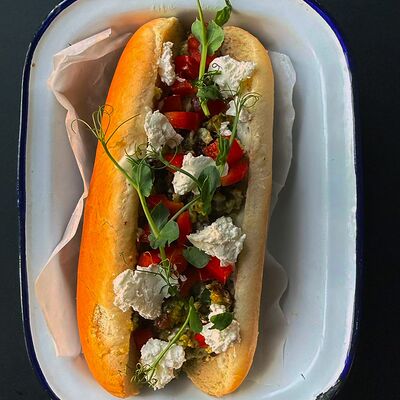 Хот-дог с фалафелем и сиртаки в Бекки бар по цене 430 ₽