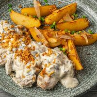 Свинина в соусе Каштан с картофелем, жареным луком и чесноком в Brasserie Kriek