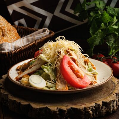 Цезарь с курицей в Дальневосточка по цене 550 ₽