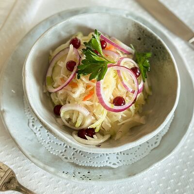 Квашеная хрустящая капуста с моченой клюквой и сладким луком в Круча по цене 380 ₽