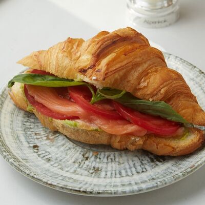 Круассан со слабосолёным лососем в Блеск по цене 455