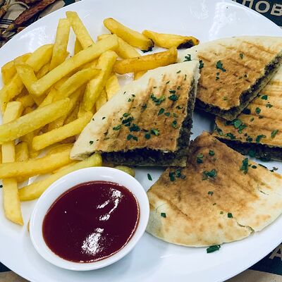 Суджук тост на гриле в Кафе Аль-карамарабская кухня по цене 450 ₽