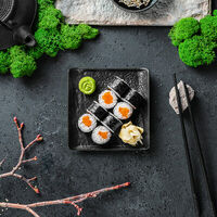 Маки ролл с лососем в Feromon