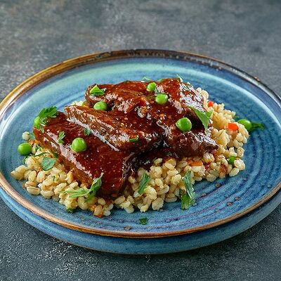 Телячьи щечки с перловкой в Двор Помидор по цене 890