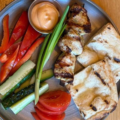 Шашлык из курицы со свежими овощами в FABRIKA по цене 710 ₽