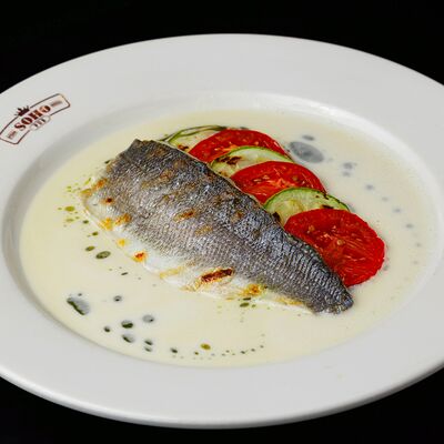 Филе сибаса с цукини, розовыми томатами под соусом берблан в Сохо по цене 890