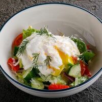 Овощной салат со сметаной и яйцом пашот в Puberty