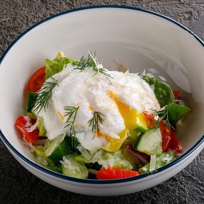Овощной салат со сметаной и яйцом пашот в Puberty по цене 390 ₽
