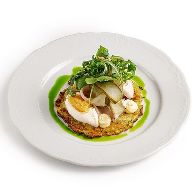 Кабачковые оладьи с индейкой, щучьей икрой и малосольным огурцом в Магадан по цене 760 ₽