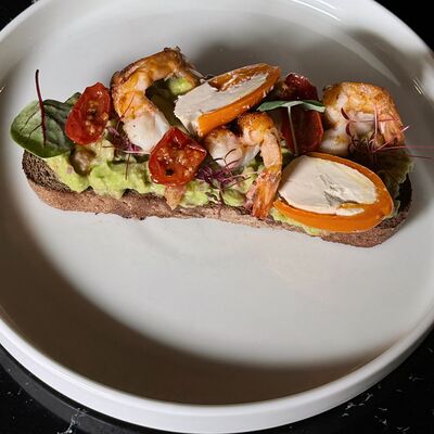 Брускетта с гуакамоле, перцем и креветками в Nest по цене 655 ₽