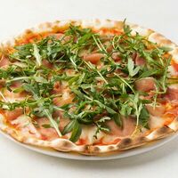 Пицца с пармской ветчиной и рукколой в Osteria Amici