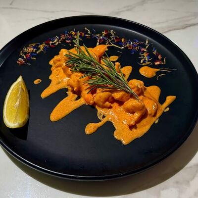 Креветки в соусе сацебели в Kaif Lounge по цене 950 ₽