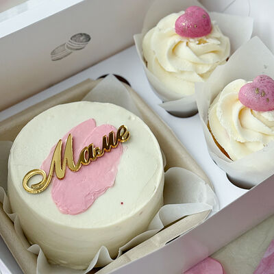 Бенто-торт Маме розовый с топпером и 2 капкейка в The.cakes_spb по цене 2700 ₽