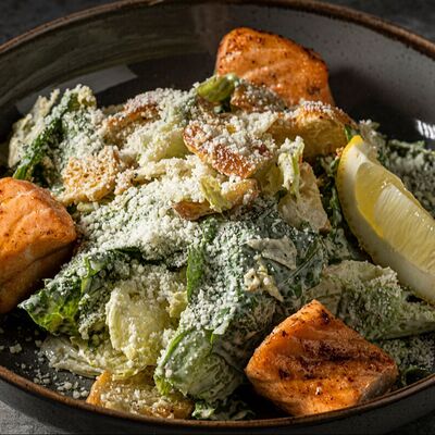 Салат Цезарь с семгой в Шашлык Хауз по цене 510 ₽