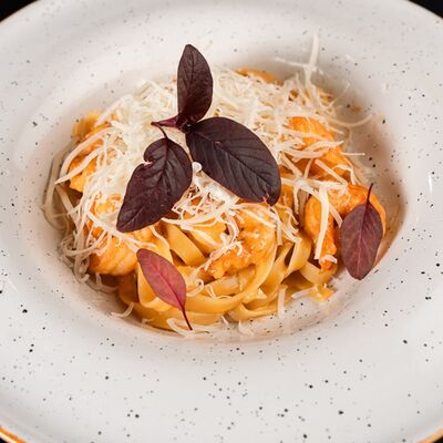 Тальятелле с тигровыми креветками в РАХАТ по цене 710 ₽