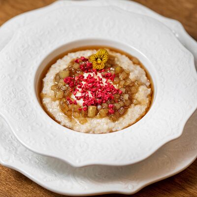 Овсяная каша с карамелизированной грушей и сублимированной малиной в Cook cafeshop по цене 460 ₽