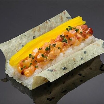 Хенд-ролл с лакедрой в остром соусе в маменори в Bluefin по цене 1570 ₽