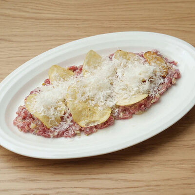 Тартар из говядины, картофельные чипсы в Salt по цене 690 ₽