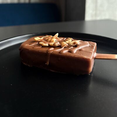 Чизкейк-эскимо Сникерс в Filippe по цене 300 ₽