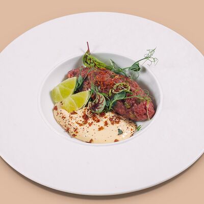 Тартар из говядины с айоли из пеперони в Balcon Day & Night по цене 780 ₽