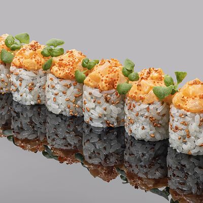 Ролл из морского гребешка и лосося в остром соусе в Bluefin по цене 2660 ₽