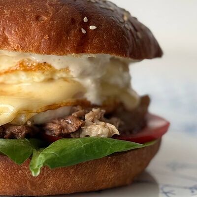 Бургер с рваной говядиной, овощами, глазуньей и соусами чесночный и BBQ в Зерно по цене 620 ₽