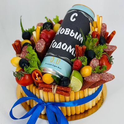 Оригинальный колбасный торт с безалкогольным пивом с новым годомв Дарите красиво по цене 4398 ₽