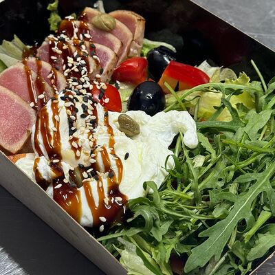Салат с опальным тунцом и яйцом пашот в горчичной заправке в Sole Pizza по цене 670 ₽