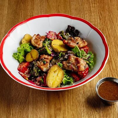 Салат с сочным цыпленком, печеным перцем рамиро, киноа, томатным дрессингом в Lucky Duck по цене 890 ₽