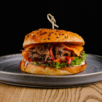 Бургер с рваной говядиной в Кубанские пивоварни по цене 590 ₽