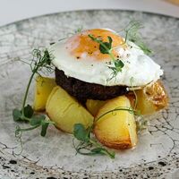 Мраморная котлета с яйцом и картофельным машем в Стейк & Эггс