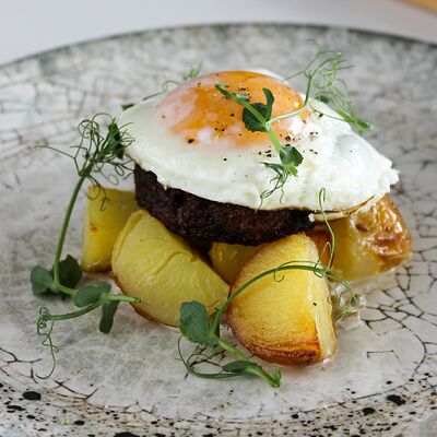 Мраморная котлета с яйцом и картофельным машем в Стейк & Эггс по цене 979 ₽