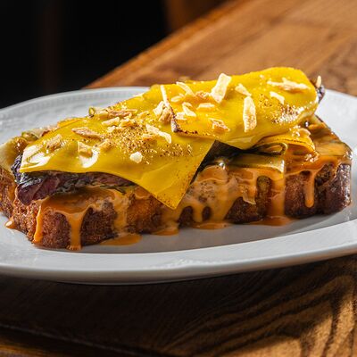 Бриошь стейк бавет, чеддер, соус горчичный в Tesla Bar & Grill по цене 1375 ₽