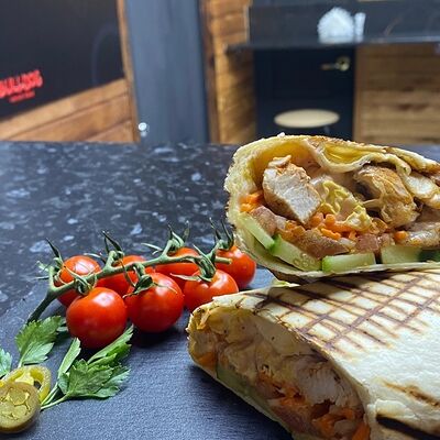 Шаурма классическая большая курица в Bulldog по цене 329 ₽