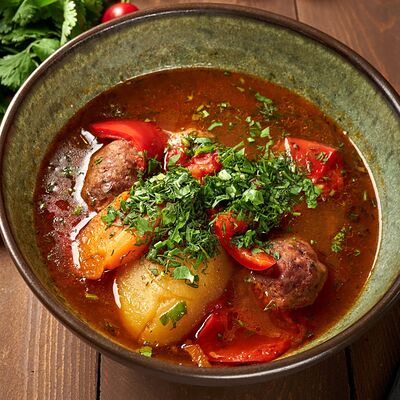 Наваристая шурпа с тефтелями из баранины в Инжир по цене 560 ₽