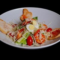 Цезарь с тигровыми креветкамив Solyanka Gastro Cafe