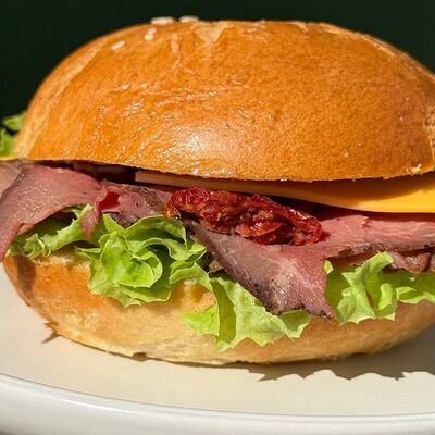 Бейгл с пастрами в Сельдерей по цене 570 ₽