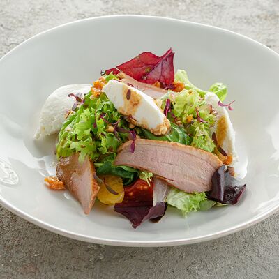 Салат с подкопчённой утиной грудкой в Welcome по цене 750 ₽