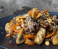 Стеклянная лапша с морепродуктами в Хочу Краба Суши Маркет