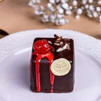 Пирожное шоколадное с вишней в Тулиновъ