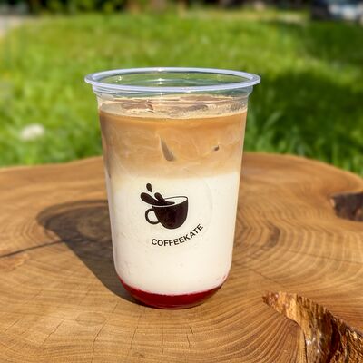 Клубничный Айс Латте в COFFEEKATE по цене 350 ₽