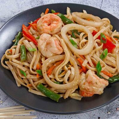 Удон с морепродуктами под китайским соусом в Суши Мастер по цене 369 ₽